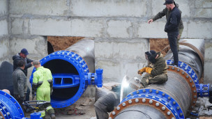 Рабочие на месте строительства водовода