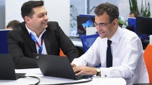 офисные сотрудники во время работы