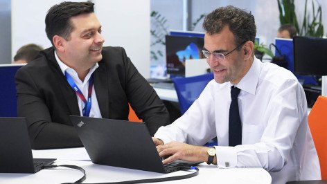 офисные сотрудники во время работы