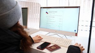 Женщина подает заявление для участия в голосовании через механизм "Мобильный избиратель"