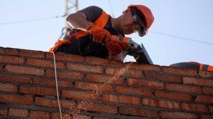 Рабочий во время капитальной реконструкции здания