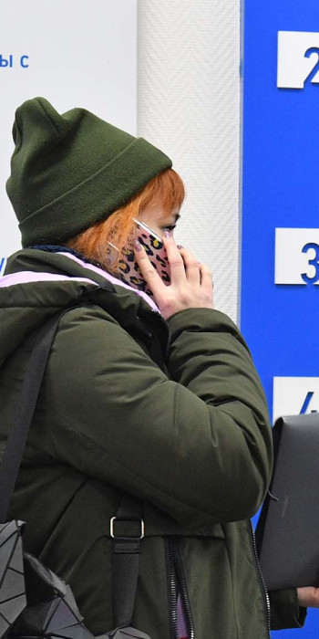 Девушка в инспекции Федеральной налоговой службы