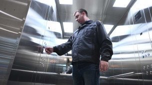 Сотрудник в кабине лифта