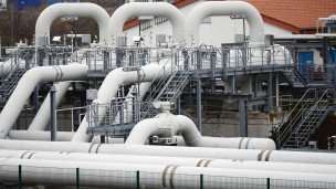 Газокомпрессорная станция несколько больших труб на переднем плане
