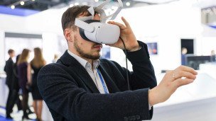 Мужчина в VR очках