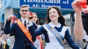 Выпускники во время последнего звонка в гимназии