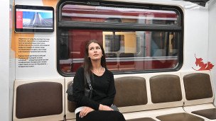 Девушка сидит в вагоне поезда метро