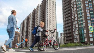 Женщина с ребенком в жилом квартале