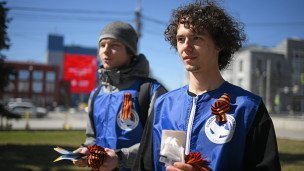 Волонтеры раздают георгиевские ленточки