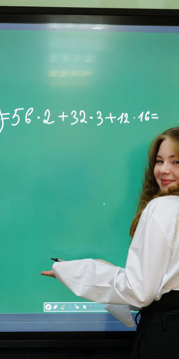 Ученица отвечает у доски на уроке в школе