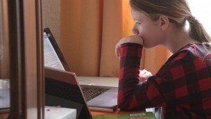 Девочка во время онлайн занятия с психологом у себя дома
