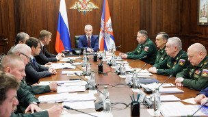 Министр обороны РФ Андрей Белоусов (в центре) во время совещания по вопросам обеспечения безопасности