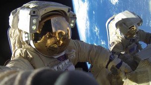 Космонавты Роскосмоса во время выхода в открытый космос