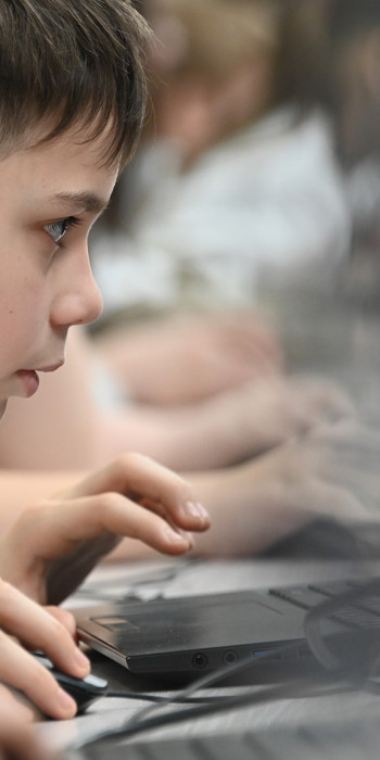 Дети за компьютерами 