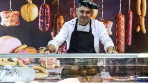 Продавец мясных продуктов