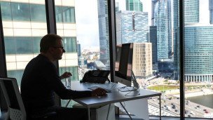 Мужчина за работой в офисе