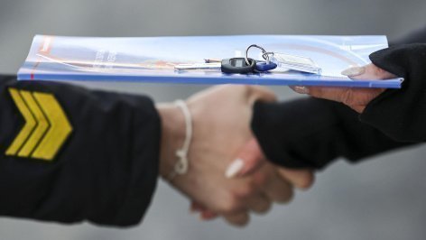 Выдача ключей от новых служебных квартир для военнослужащих