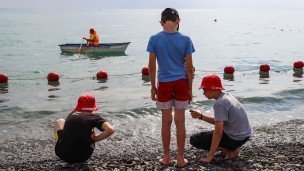  Дети во время отдыха на побережье Черного моря