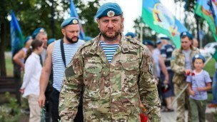 Десантники во время возложения цветов к памятнику 