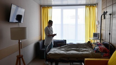 Медицинский работник в палате хосписа