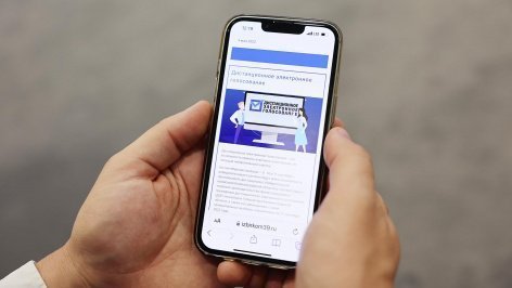 Мужчина держит телефон с платформой ДЭГ