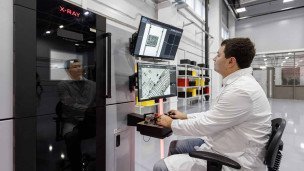 Сотрудник на заводе по производству компьютерной техники