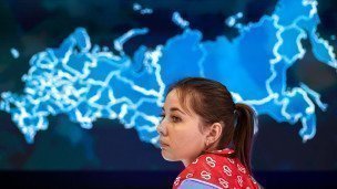 Девушка у стенда  с картой РФ