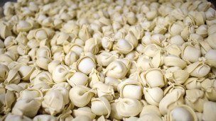 Готовая продукция в цехе по производству пельменей 