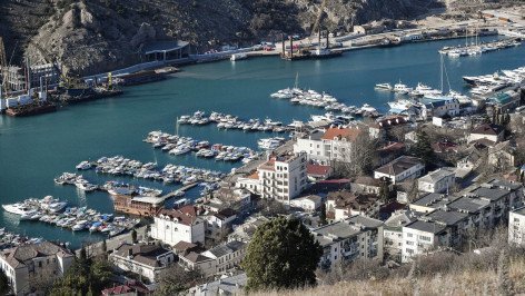 Вид на Балаклавскую бухту в Крыму с высоты птичьего полета