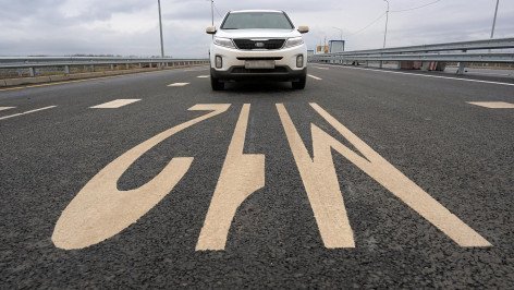Автомобиль на участке скоростной автомобильной трассы М-12
