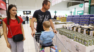 Семья с ребенком в продуктовом магазине