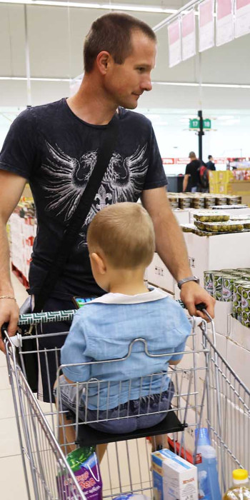 Семья с ребенком в продуктовом магазине