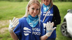 Эковолонтеры во время очистки прибрежной территории реки