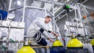 Сотрудник лаборатории экспериментальной ядерной физики