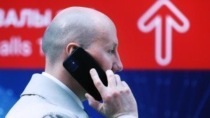 Muzhchina-govorit-po-telefonu