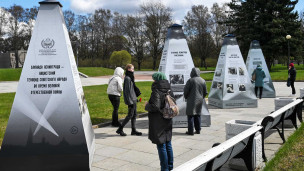 Посетители выставки "Блокада Ленинграда - нацистский геноцид советского народа