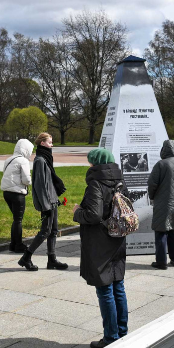 Посетители выставки "Блокада Ленинграда - нацистский геноцид советского народа