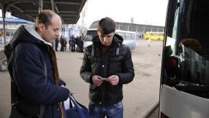 Пассажиры на автовокзале