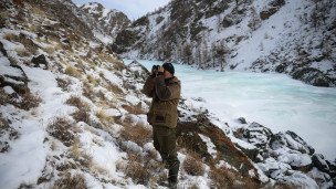Эколог во время работы по сплошному учету численности снежного барса 