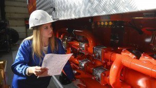Сотрудница технического отдела в одном из цехов машиностроительного завода