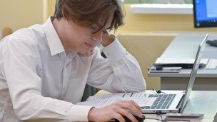 Учащийся школы на сдаче ЕГЭ по информатике 