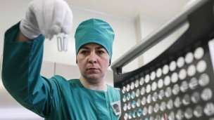 Сотрудник производственной лаборатории Московского эндокринного завода, где выпускается более 70 процентов российских анальгетиков