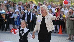 Директор школы и первоклассница на торжественной линейке