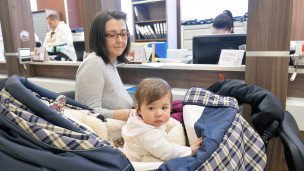 Посетители центра государственных услуг "Мои документы" 