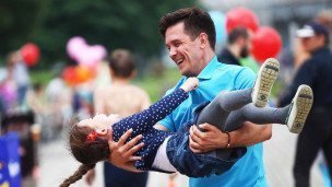 Папа с дочкой на празднике
