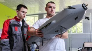 Обучение операторов дронов в мастерской колледжа
