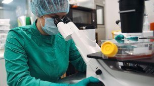 Сотрудница научно-исследовательской лаборатории