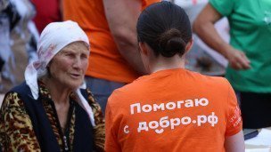 Волонтер во время раздачи гуманитарной помощи