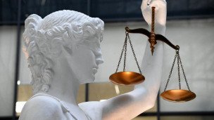 Скульптура богини правосудия Фемиды с чашей весов в руке