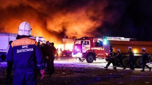 Сотрудники МЧС России на месте взрыва на автозаправочной станции